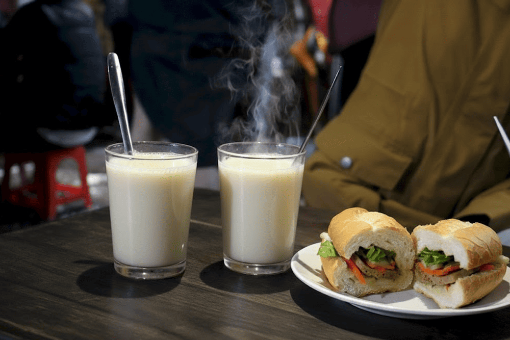 Sữa đậu n&agrave;nh cũng như c&aacute;c loại sữa n&oacute;ng tại chợ đ&ecirc;m Đ&agrave; Lạt l&agrave;m ấm cơ thể trong tiết trời se lạnh